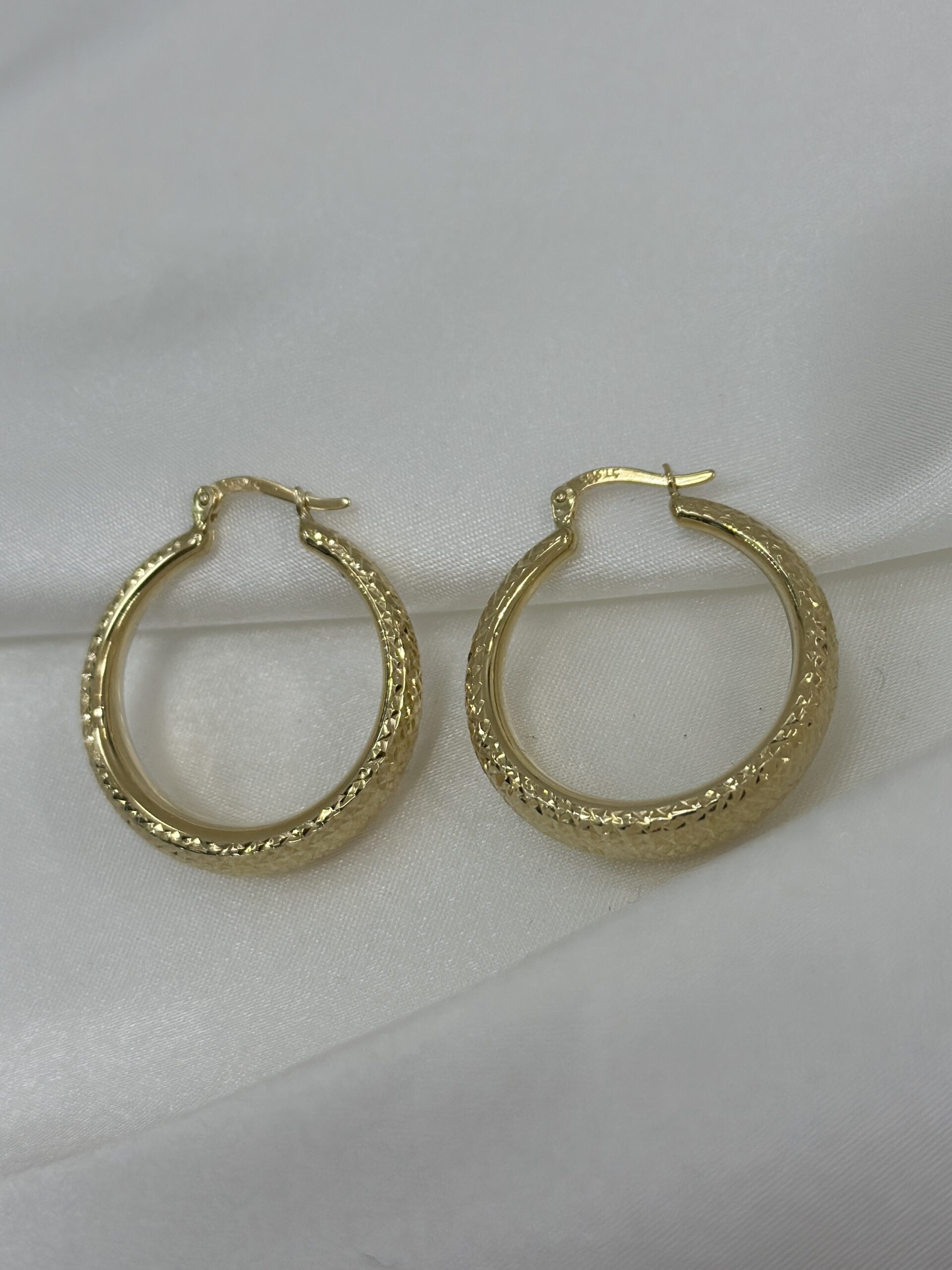 Geschliffene Runde Creole -Ohrring - 585er Gold - Juwelier Di-EL – Bild 2