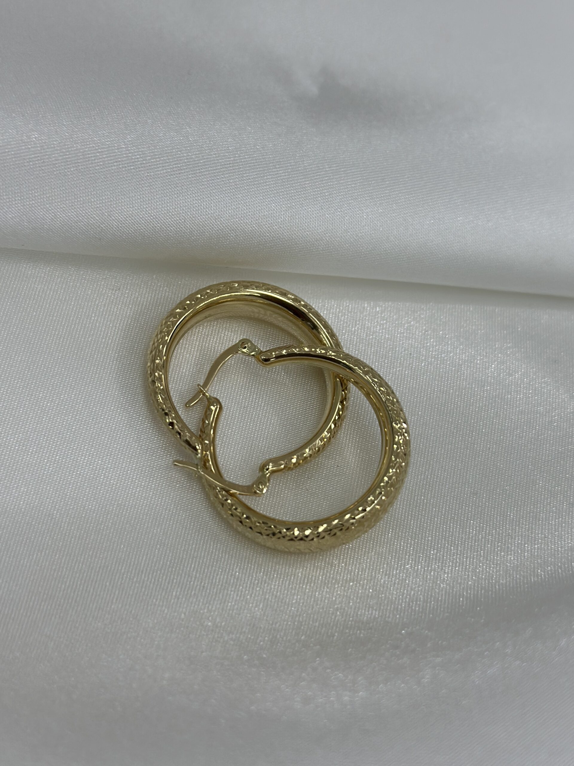 Geschliffene Runde Creole -Ohrring - 585er Gold - Juwelier Di-EL – Bild 3